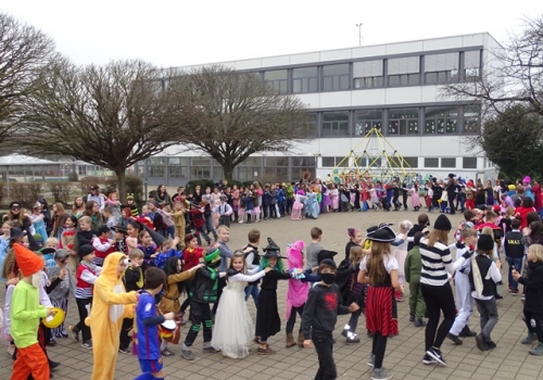 Polonaise auf dem Schulhof